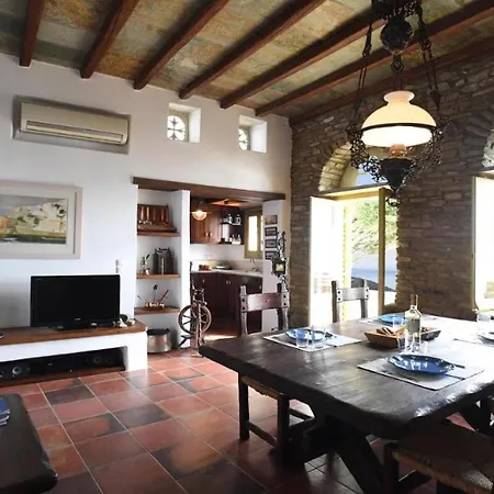 Theassis Apartment *